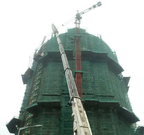 东阳吊车在工地上作业